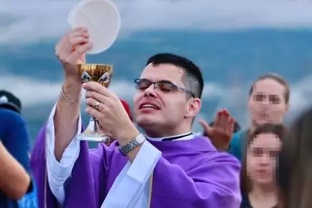 Em vídeo, padre Denis de Primavera  chama rapaz de bebê e pede para mandar beijo